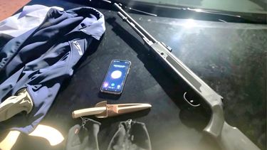 Los elementos incautados en el interior del vehículo utilizado por los delincuentes.
