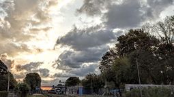 Las estaciones de tren y su encanto... Así se veía&nbsp;el paisaje de #EstacionElPalomar del #TrenSanMartin en esta tarde de martes de #otoño2023. Amelia Vivi Escudero / @AmeEscudero.&nbsp; &nbsp;