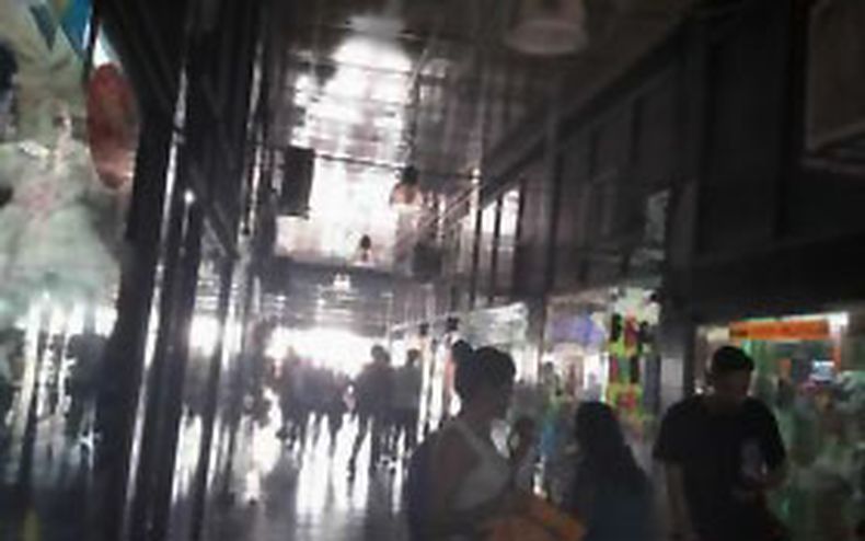 El día 10 de marzo, domingo por la noche tipo 21, se incendió el local donde se encuentra todos los medidores de luz, en la galería terminal de ómnibus, dejando sin luz a más de 20 locales. Estamos a casi 9 días del siniestro y Edenor no da solución, los locales que están sin luz, se proveen de la misma a través de alargues que otros locatarios les prestan provisoriamente. Se llama a Edenor y contestan que el reclamo caducó. Hay que hacerlo todos los días y no dan solución al problema. Marcela.