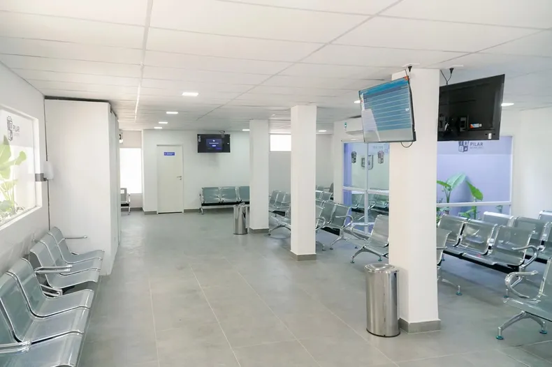 REFORMAS EN LA SALA DE ESPERA Y ADMISIÓN. Esa parte de la obra ya fue finalizada.