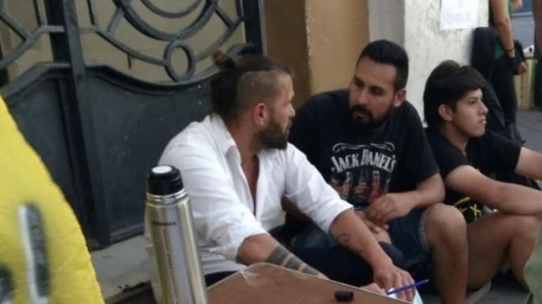 Saettone en 2019, dialogando con alumnos del Profesorado que reclamaban por el cierre de carreras..