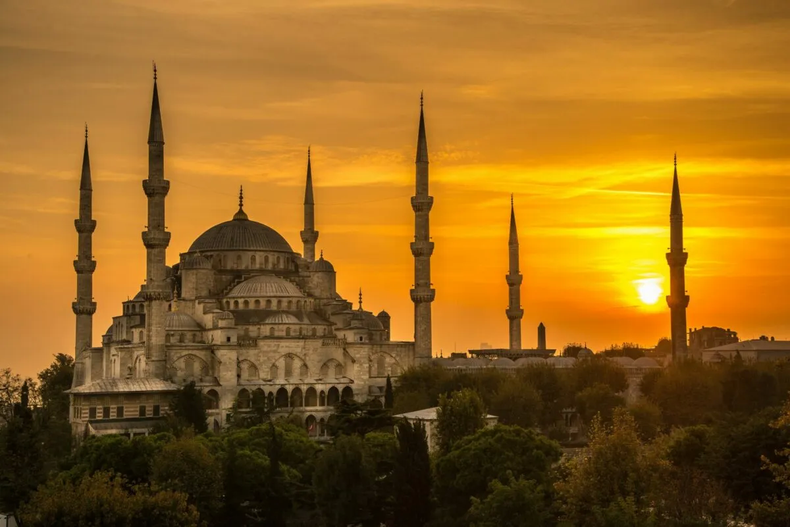 Estambul es la única ciudad del mundo que se extiende por dos continentes. (lugarnia.com)..webp