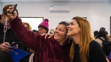 SELFIE. Soledad Peralta con una de las integrantes del programa.