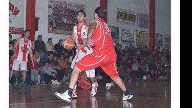 Hasenauer busca romper la defensa de Arias. El Mago fue el goleador local con 24 puntos..