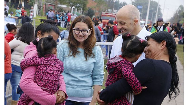 SONRISAS. Ducoté y Bortule hablaron con los vecinos..