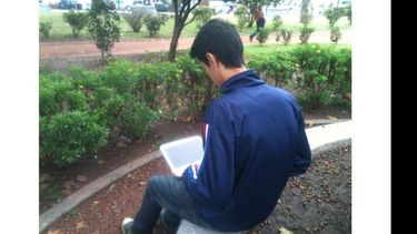 Ariel llegó a la plaza de Pilar con su netbook. No se pudo conectar..