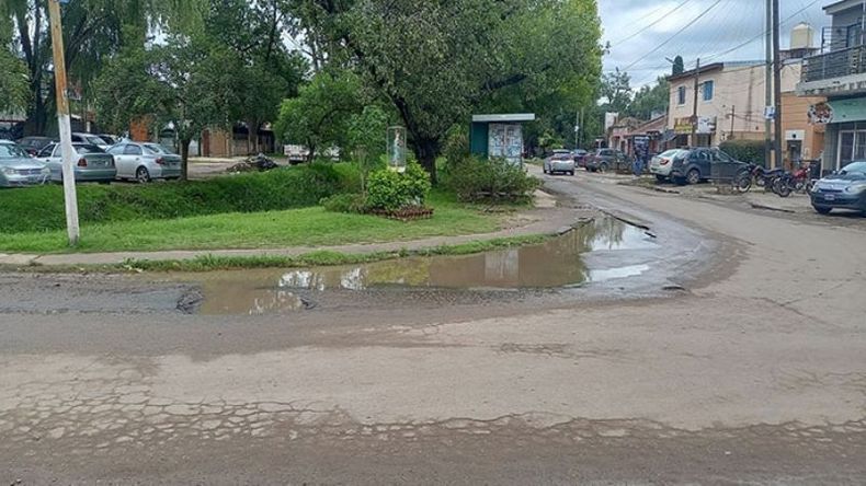 “Así esta Pilar después de la lluvia. Lo bueno es que deja a vista los tremendos baches, calles sin asfalto, todo lleno de barro. Esto es De Vicenzo Grande”. (Eugenia Veronelli @Eugintwitt)..