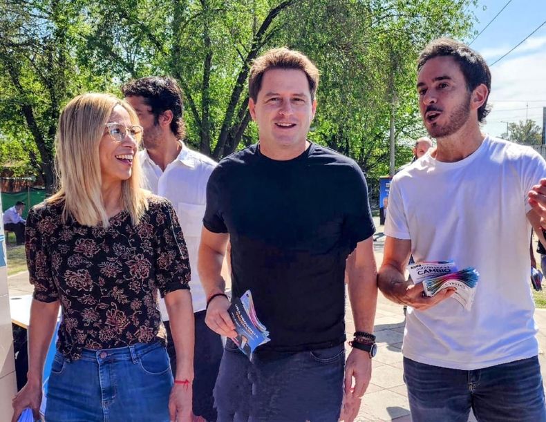RECORRIDA. Neuspiller, Campbell y Cáceres en Villa Rosa. &nbsp;