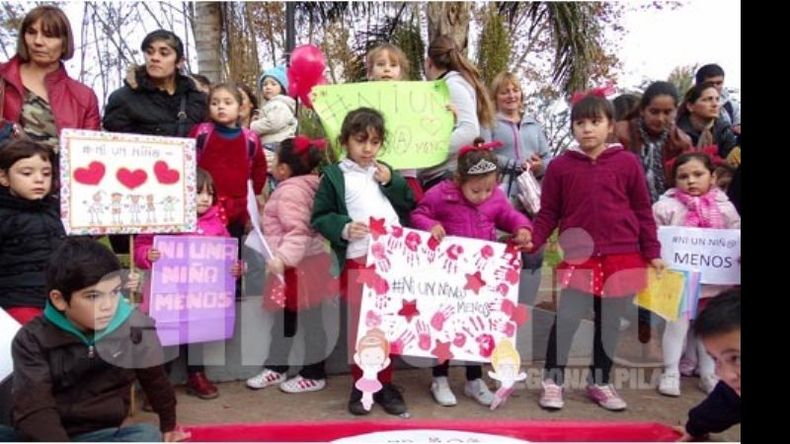 BASTA. Los chicos se expresaron con sus carteles y bailes contra la violencia y los abusos..