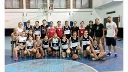 JUNTAS. Ambos equipos, después del partido..