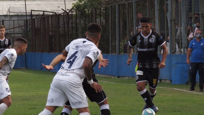INTENTO FALLIDO. Lucas Ríos encabeza un ataque del Monarca..