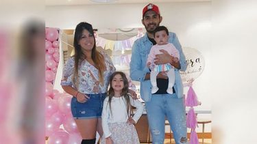 Pilar a Diario | FAMILIA. Riquelme, junto a su esposa Florencia y sus hijas Mora y Roma, en Pilar..
