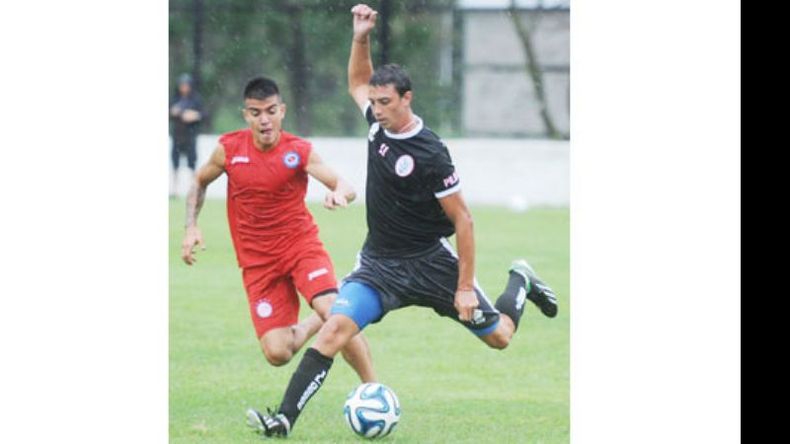 Daniel González frena ante un rival. Con su velocidad, desequilibró en el ataque local..