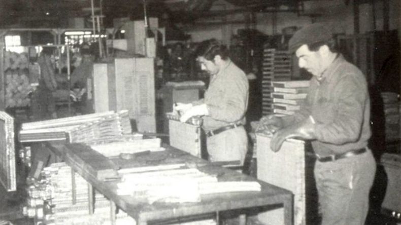 Operarios de la fábrica Sotyl, en pleno trabajo, haciendo laminados de cobre. La imagen fue tomada a principios de 1980. .
