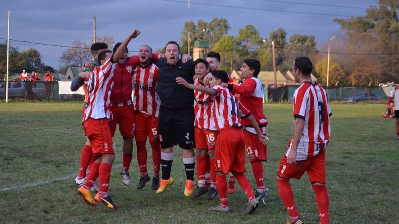EUFORIA. Los jugadores del Rancho festejan tras ganar el clásico..
