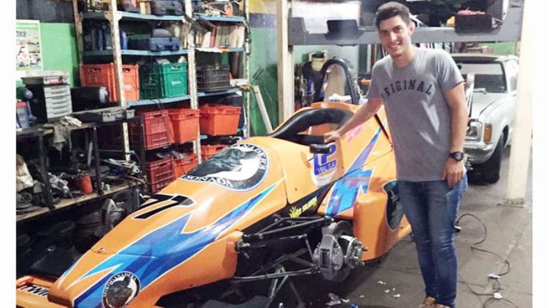 DESAFÍO. Vázquez, junto a su monoposto. .