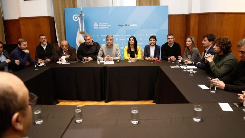 ENCUENTRO. Zabaleta les dio detalles a los intendentes sobre los nuevos controles..