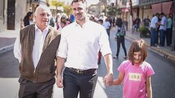 DESFILANDO. Achával junto a Juan Luis Bustos, ex alumno del Instituto Carlos Pellegrini, y Valeria Maggio, alumna de 8 años de la Escuela Nº 4 de Villa Verde. .