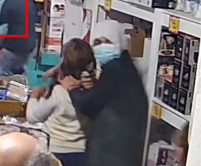 FILMADOS. Los ladrones apuntaron con sus armas a las víctimas.