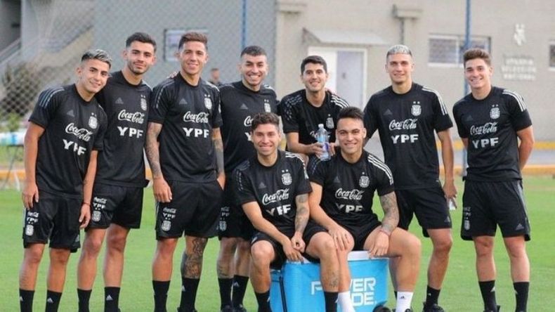 SONRISAS. Simón (2º arriba) posa junto a otros jugadores de la Selección, en Ezeiza..