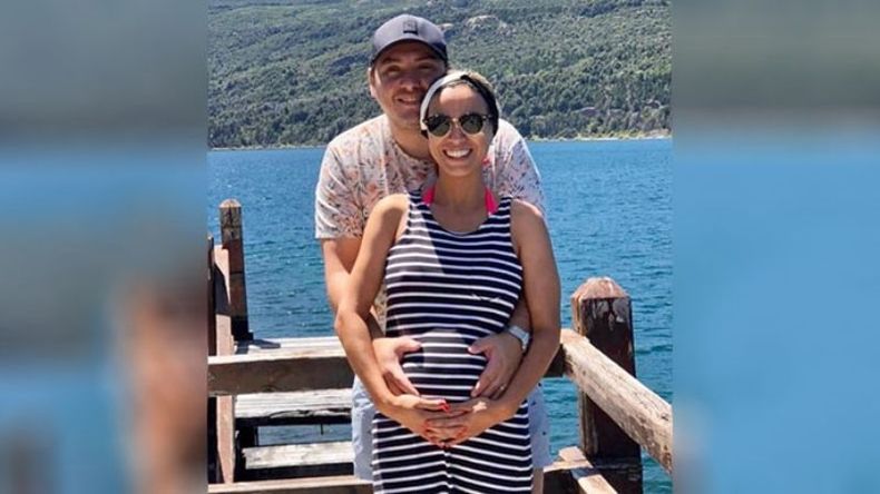 Maternidad y reflexión. En la dulce espera de Fausto, la diputada derquina Adriana Cáceres, dio un conmovedor mensaje a través de las redes sociales acerca de la lucha silenciosa que muchas mujeres deben afrontar para convertirse en madres. Con seis meses de embarazo, acompañó la reflexión con una bella imagen junto a su marido Adrián en el sur de nuestro país. .