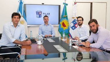 MESA. Achával presidió la reunión con el funcionario provincial..