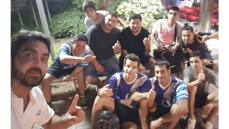 EL PRIMERO. El plantel de Unión reponiendo energías en Tortuguitas y celebrando el triunfo..