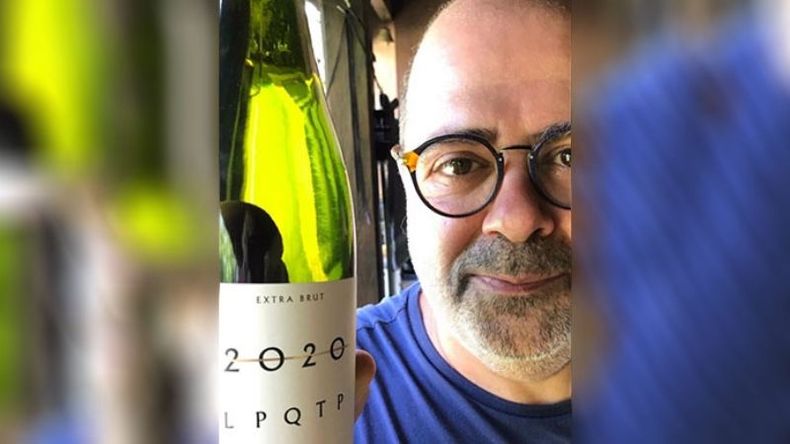 El vino de moda. Una imagen vale más que mil palabras y el chef pilarense Guillermo Calabrese lo sabe. Por eso, eligió descorchar un vino espumante de lo más particular, cuya etiqueta expresa de forma sutil lo que muchos piensan del año que se va: 2020 LPQTP. .
