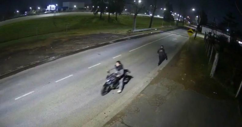 FRUSTRADO. Momento en que los menores intentan escapar con la moto.