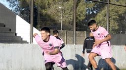 ENTRENAMIENTO. Mathías Crocco pica en punta; detrás Nahuel Ríos.