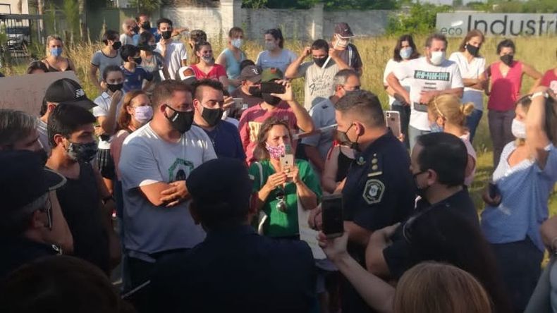 RECLAMO. Los vecinos mantuvieron una tensa reunión con la policía..