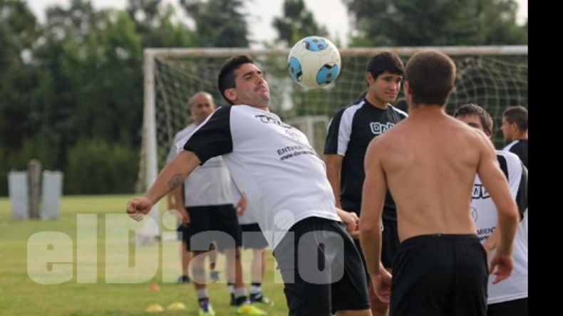 Silva la pasa de pecho. Hugo iría de mediocampista central esta tarde en Caseros..