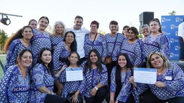 Los egresados junto al intendente Federico Achával. .