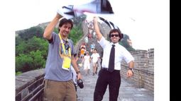 Gonzalito en su ya histórica foto llevando la camiseta de Fénix hasta la misma Muralla China..