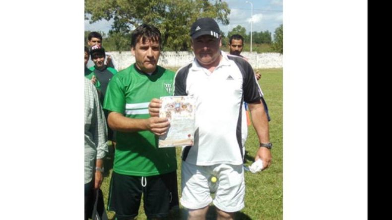 Honor de Puebla. En la final del torneo de veteranos de la Asociación Delvisense, el capitán de El Tala, Culeco González, le entregó un reconocimiento a Claudio Puebla (DT Arco Iris) en memoria de su padre, Segundo. El exdelegado falleció el año pasado y por eso se realizó un minuto de silencio antes de la definición del certamen..