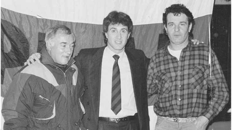El Beto Alonso, visitante asiduo de la ciudad, posa junto a dos fanáticos: José Ademar Bacci y “el Gaucho” Bucena. La foto es de 1994..