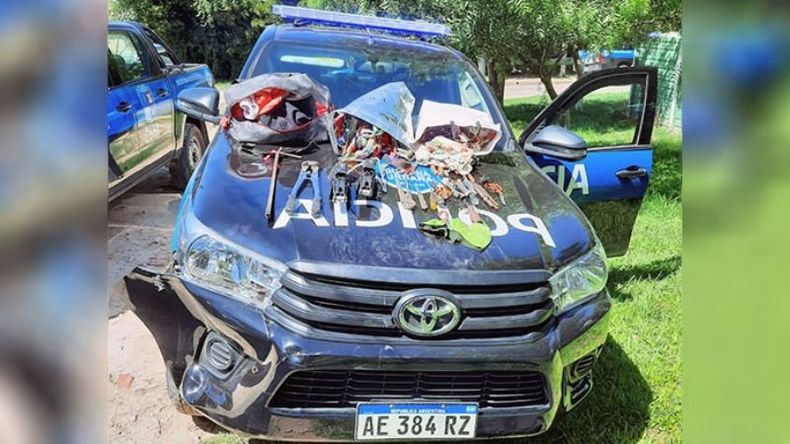 PATRULLERO. Se exhiben los elementos que llevaban los dos detenidos. .