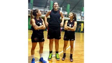 DIVERTIDAS. Lu Riccotti posando con Valentina Ferreyra y Érica Oroná..