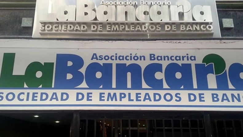 El sindicato que conduce Sergio Palazzo y las entidades bancarias pactaron en nueva paritaria el cobro de un porcentaje en diciembre a modo de anticipo.