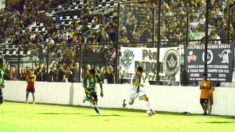 HINCHADA. La gente acompañó en el debut de Real Pilar en el campeonato de la C. (Foto Fredy Caballero).