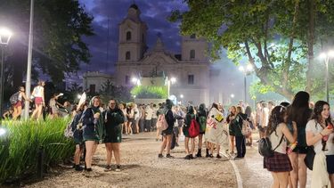 CONVIVENCIA. Alumnos de varios colegios de Pilar se reunieron en la plaza 12 de Octubre para celebrar su Último Primer Día.