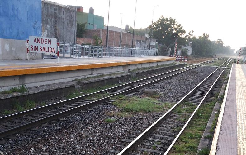Llegó la limpieza en la estación olvidada de Manuel Alberti. Gracias Ferrovías, ahora espero que la gente la mantenga lo más limpia posible y quizás algún día la terminen. Encina Hugo.