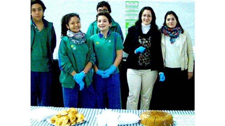 PASO A PASO. Alumnos, en una de las actividades para reunir materiales. .