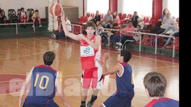 Francisco Ruiz redondeó 14 puntos en Sub 17 y metió 32 en Sub 19 ante Náutico Zárate..