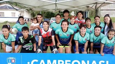 CAMPEONAS. Las chicas de Pilar City posan tras consagrarse en la Liga Municipal de Fútbol 7. CAMPEONAS. Las chicas de Pilar City posan tras consagrarse en la Liga Municipal de Fútbol 7.