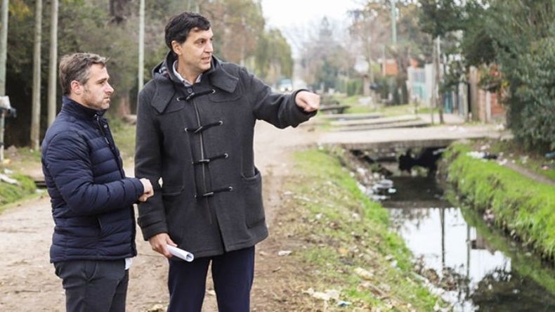 CHAU ZANJA. El intendente recorrió los barrios donde se realizarán los trabajos..