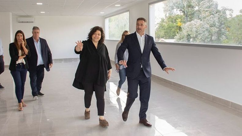 EL GUÍA. Achával mostró a Vizzotti los detalles del edificio del nuevo Hospital Central..