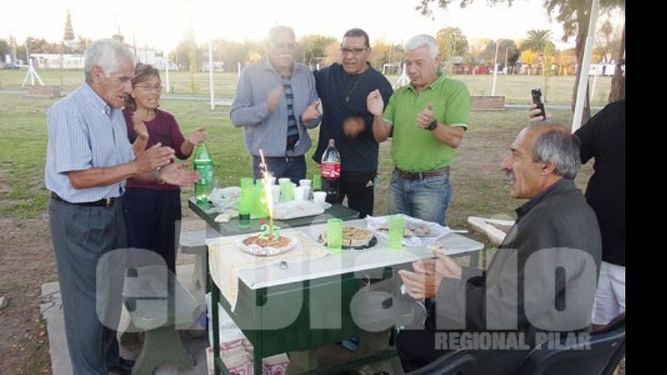 ¡FELIZ CUMPLEAÑOS! Los integrantes de la Asociación festejaron con torta y la velita un año más..