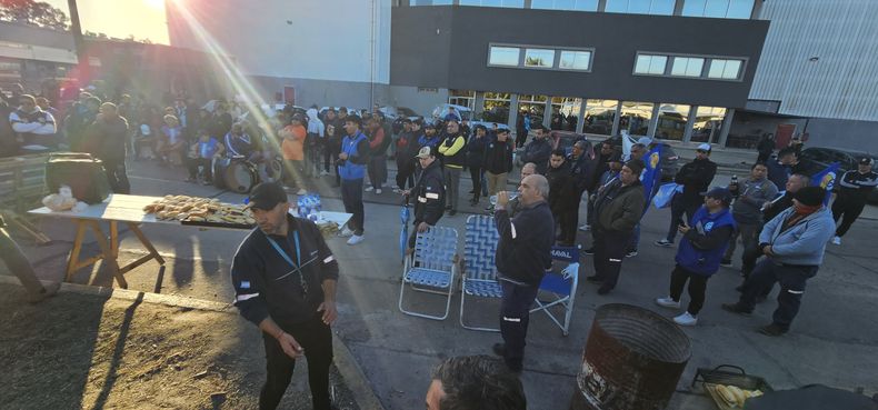 Los trabajadores de Kimberly Clark mantienen el acampe.