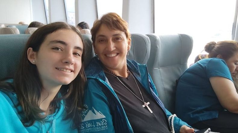 VIAJE. Belén en el regreso al país junto a la gran maestra Claudia Amura..
